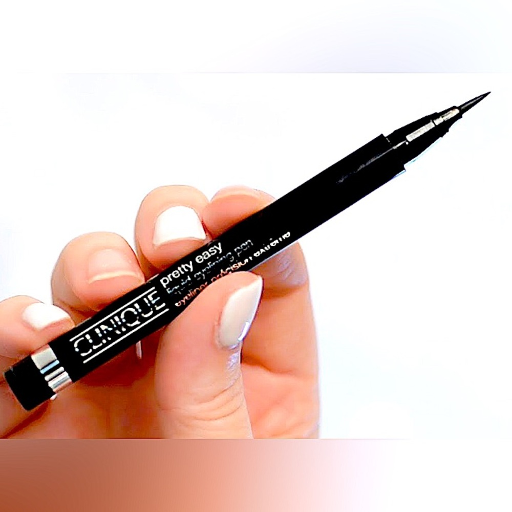 CLINIQUE “Pretty Easy” Liquid Eyelining Pen in 01 BLACK Color **BRAND NEW!🎁🧴**